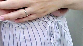 หญิงแต่งงานพ่นน้ำจากเสียวกลางแจ้งในวิดีโอเต็ม