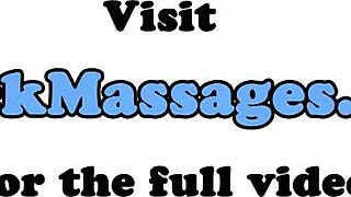 Ik gluurde naar de perfecte babe die haar kut likte door de lesbische masseuse