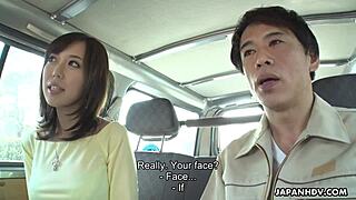 Shiori Yamate, a japán szépség, szakértően szopja a farkat az autóban, cenzúrázatlanul