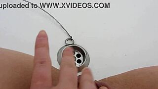 มิลฟ์ฉี่ในอ่างน้ำสำหรับคอมไพล์ชั่นเฟติชเปียกชื้น