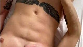 ชายหนุ่ม เธอเจาะก้นฉันแรงมากก่อนนอนเมื่อคืนนี้!