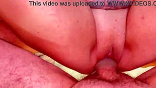 Loira Luna seduz com tetas grandes pra ação no banheiro