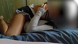 Het anställd smyger in i min säng i uniform och får en skön cumshot