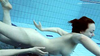 Хей Ана и Лада, какво е това подводно лезбийско в бикини?