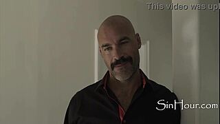 ليه هالجليسة المترددة تشتهي متعة زب في مؤخرة محفوفة بالمخاطر؟