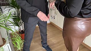 كس زوجة الأم المشعر مبلل تحت كوب بول