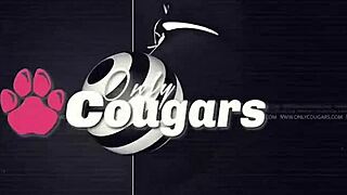 Abby Cross γλείφει τον γλυκό μικρό κώλο της Allison Moore σε καυτή συνεδρία!