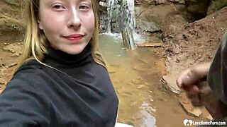 Punca dobi umazan obrazni izliv v gozdu