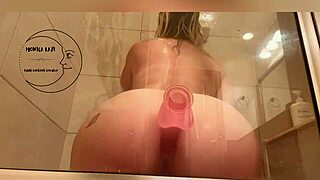 Jag är så blöt från anal lek med min dildo i duschen just nu