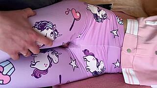 Dobrý, tři mi kundičku jemně, žádný pronikání... No, možná jen trochu.