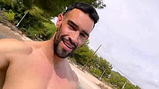 Массивный член парня кончает жестко на общественной тропе