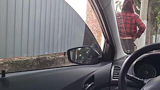 Tvegano javno drkanje za študenta na prometni ulici