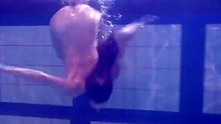 Vau, Ivetta draži v bazenu, to moraš videti!