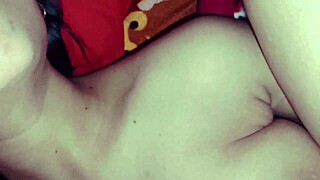 Desi stedøtre jomfru trange fitte første gang knullet av hennes store kuk, er den klar for den indiske kone pupper sex?