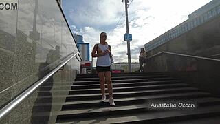 Podívej se na tu holku, jak jezdí s nahými prsy ve veřejném autobusu