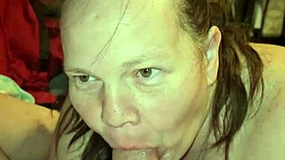 Hé, nézd, ahogy ez a MILF lenyeli a spermámat