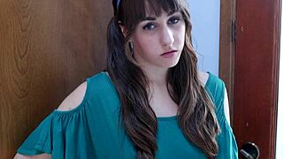 Očim oplodi pohotno pastorko v divji sceni igre vlog