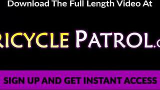 Roztomilá Pinay dospělá si hraje s hračkami před divokým sexem