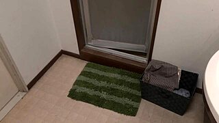 Γεια, θέλεις να με δεις να χτυπάω ενώ βλέπω τη καυτή μαμά του φίλου μου;