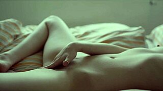 チェコのベイブがベッドでオナニー。ワイルドなセッションに一緒に参加?