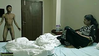 Intialainen kuuma tyttö panee teinipoikaa villissä roolileikissä, hitto!