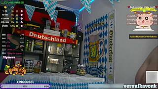 Tysk pige med kæmpe patter og perfekt røv rocker oktoberfest nøgen og olieret